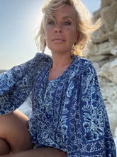Load image into Gallery viewer, NOMAD BLOUSE / navy blue floral print