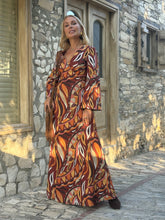 Load image into Gallery viewer, DIVA MAXI DRESS/ 60’s style print jeans