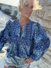 Load image into Gallery viewer, NOMAD BLOUSE / navy blue floral print