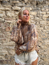 Load image into Gallery viewer, VICKY BLOUSE/ cafe latte paisley