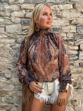 Load image into Gallery viewer, VICKY BLOUSE/ caramel brown paisley