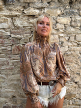 Load image into Gallery viewer, VICKY BLOUSE/ cafe latte paisley