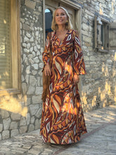 Load image into Gallery viewer, DIVA MAXI DRESS/ 60’s style print jeans