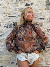 Load image into Gallery viewer, VICKY BLOUSE/ caramel brown paisley