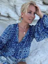 Load image into Gallery viewer, NOMAD BLOUSE / navy blue floral print