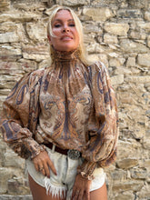 Load image into Gallery viewer, VICKY BLOUSE/ cafe latte paisley