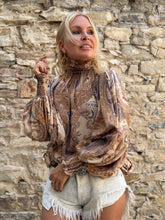 Load image into Gallery viewer, VICKY BLOUSE/ cafe latte paisley