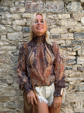 Load image into Gallery viewer, VICKY BLOUSE/ caramel brown paisley