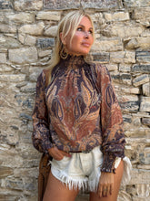 Load image into Gallery viewer, VICKY BLOUSE/ caramel brown paisley