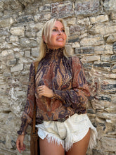 Load image into Gallery viewer, VICKY BLOUSE/ caramel brown paisley