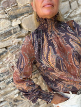 Load image into Gallery viewer, VICKY BLOUSE/ caramel brown paisley