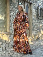 Load image into Gallery viewer, DIVA MAXI DRESS/ 60’s style print jeans