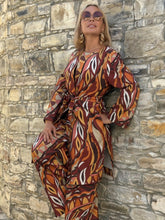 Load image into Gallery viewer, FLARED JEANS / 60’s style print jeans